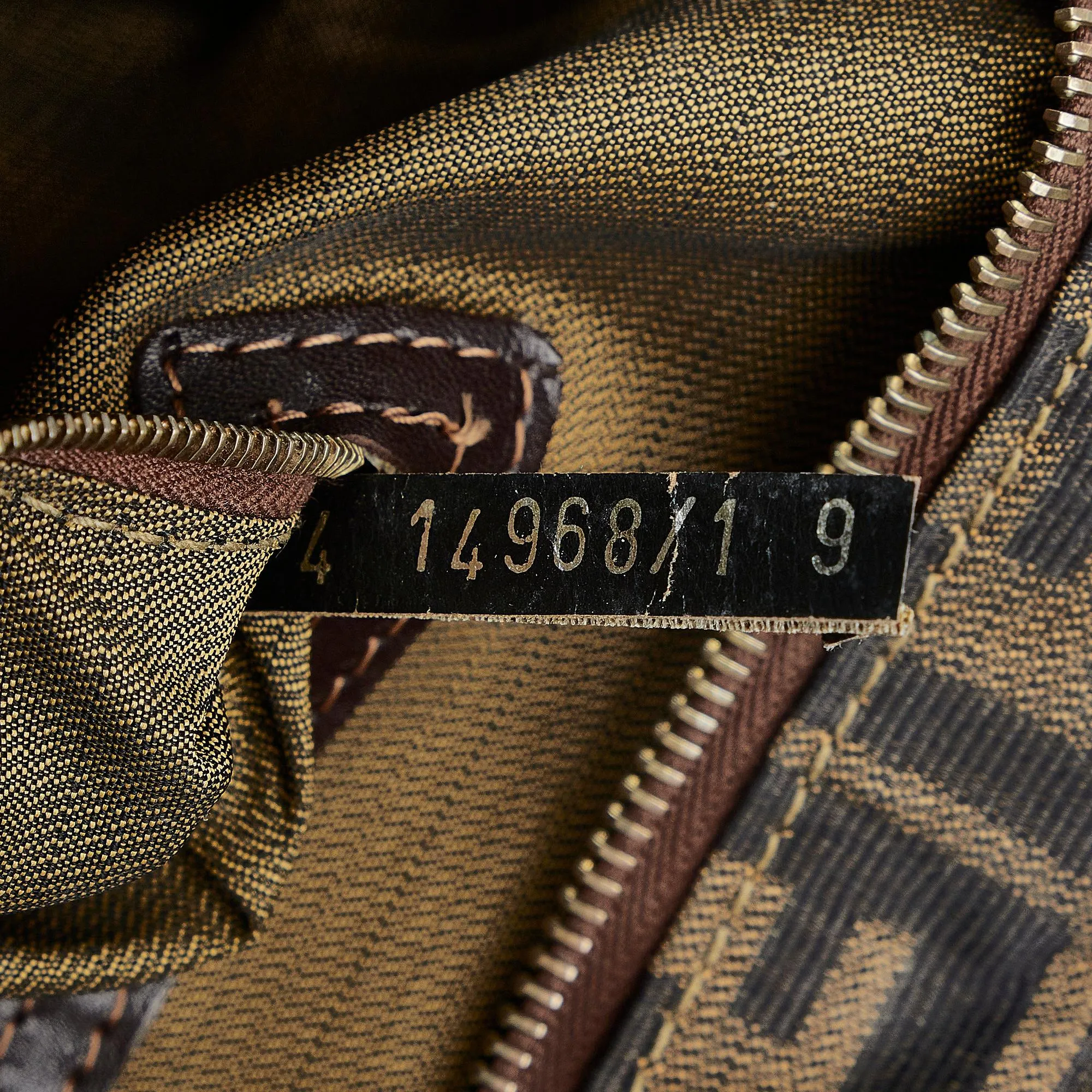 Fendi Zucca Tote (SHG-Lxgs4G)