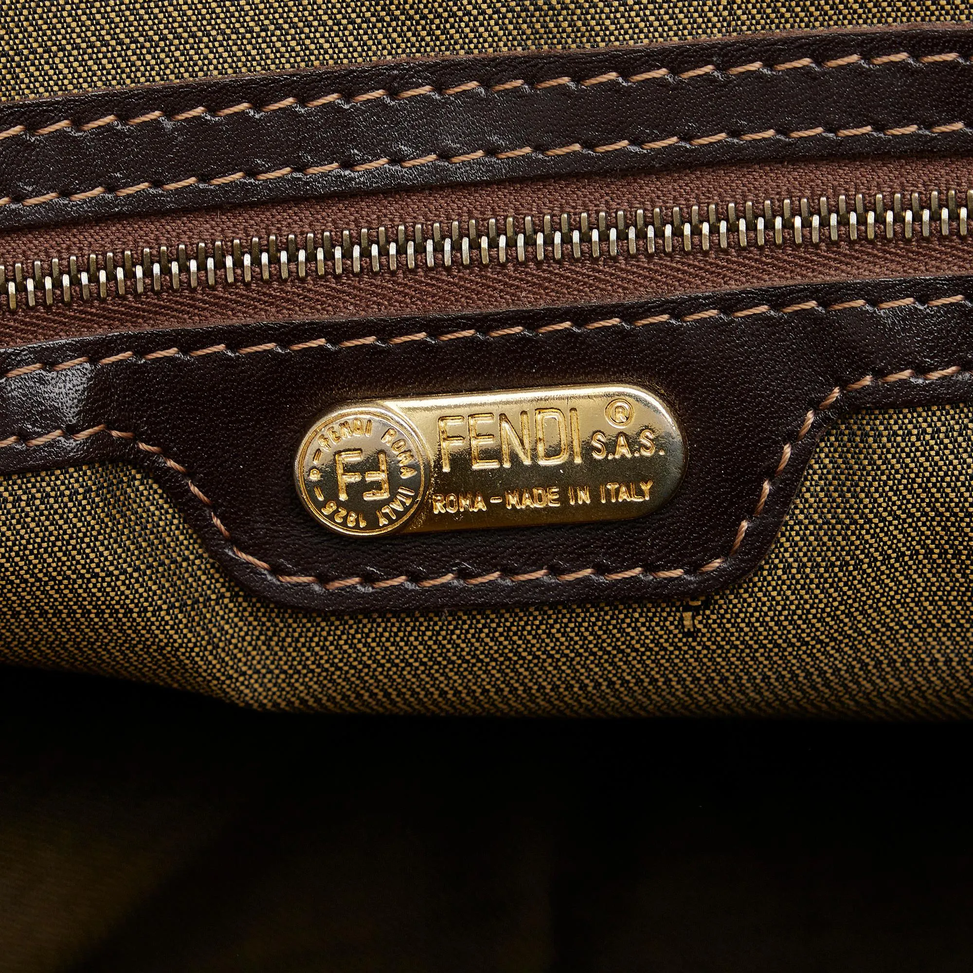 Fendi Zucca Tote (SHG-Lxgs4G)