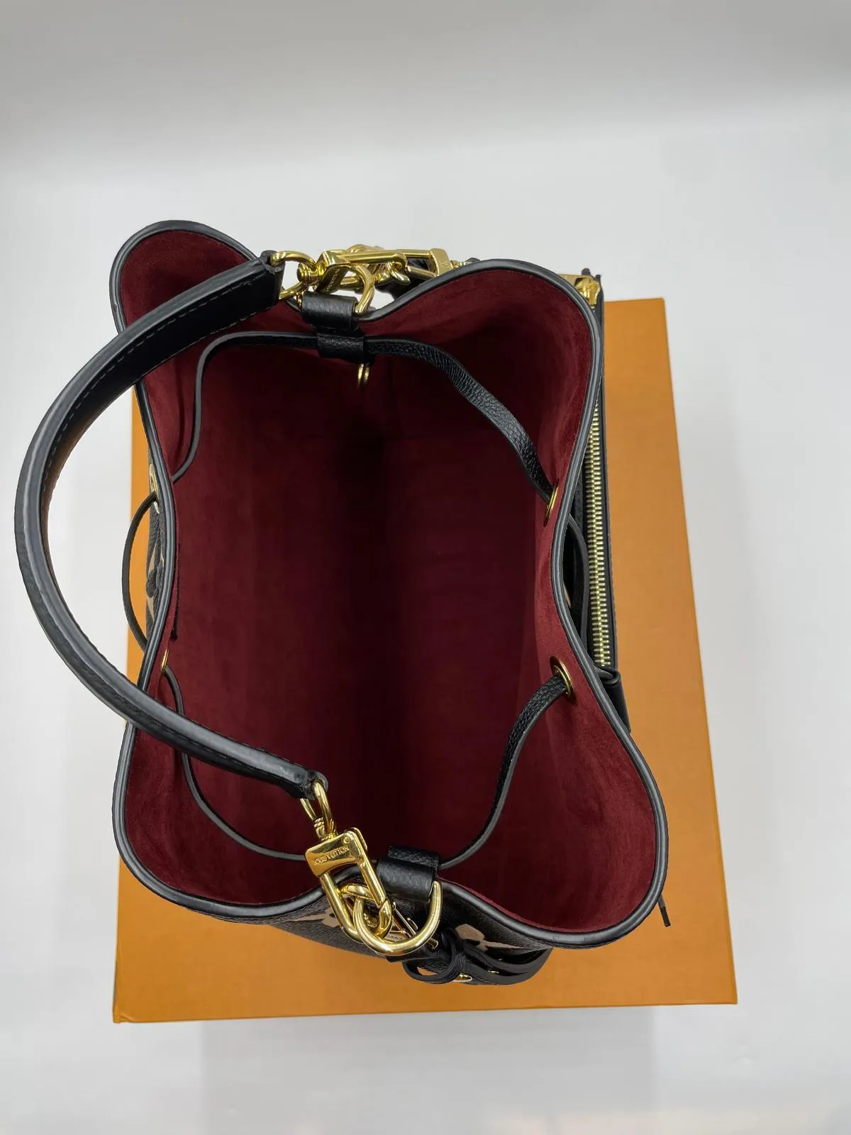 LOUIS VUITT 2023 NFC Black NeoNoe MM include extra shoulder strap For Lady Shoulder Bag - Full Set