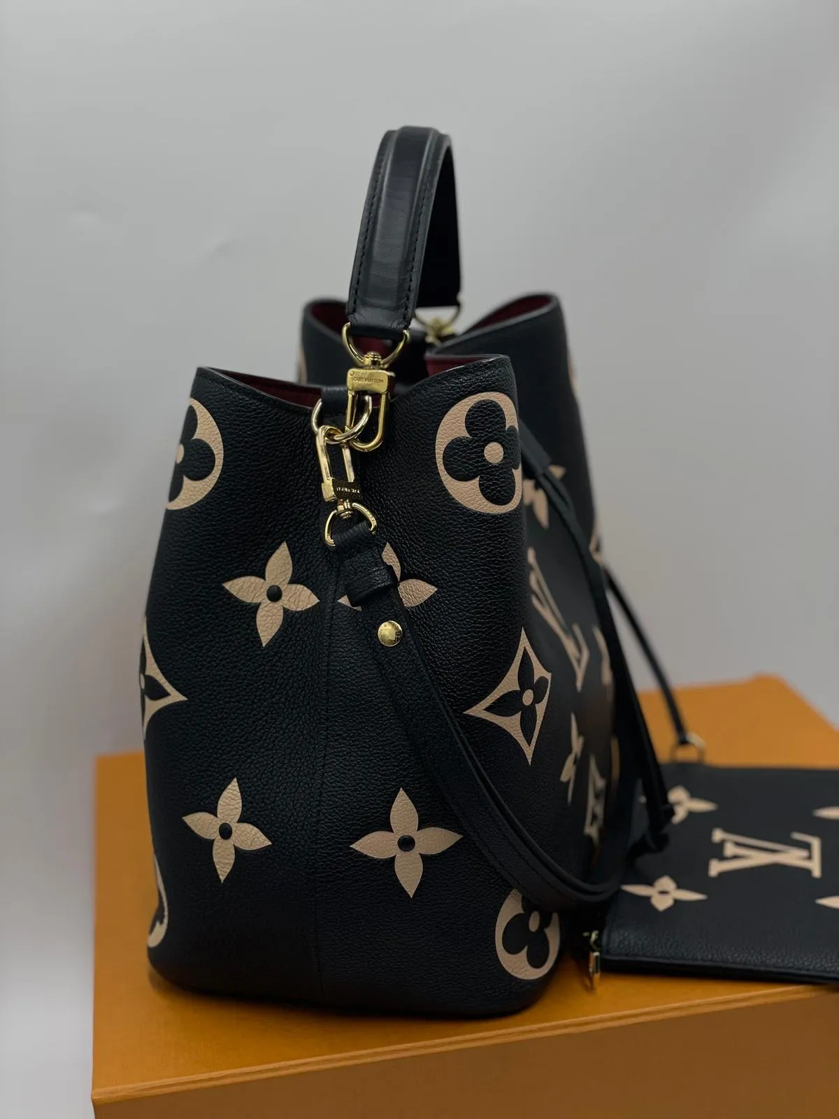 LOUIS VUITT 2023 NFC Black NeoNoe MM include extra shoulder strap For Lady Shoulder Bag - Full Set